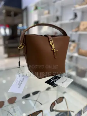 Saint Laurent Le 37