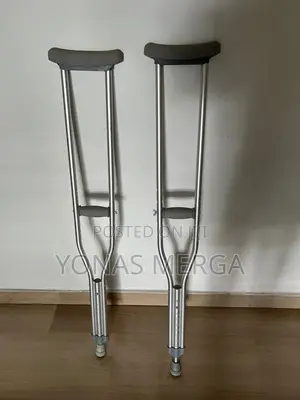Aluminum Crutchesم،貢light Crutches十packaged: 1pair Per Case