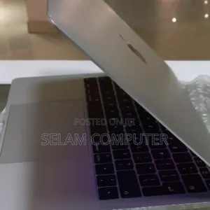 New Laptop Apple MacBook Pro 2017 8GB Intel Core I5 SSD 256GB