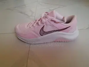 Nike Women's Legend Essential 3 Sneaker