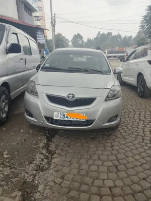 Toyota Yaris Base Hatchback 5dr 2011 Silver