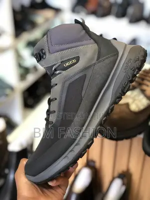 High Quality Light Weight Waterproof Shoes