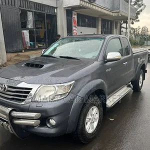 Toyota Hilux 2013 White