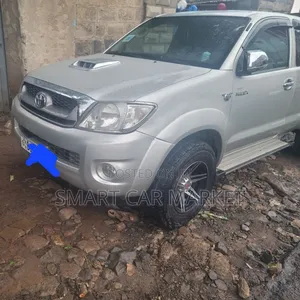 Toyota Hilux 2010 White