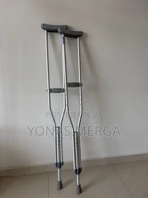 Adult Walking Crutches\\Features Thick Cushioned Crutches