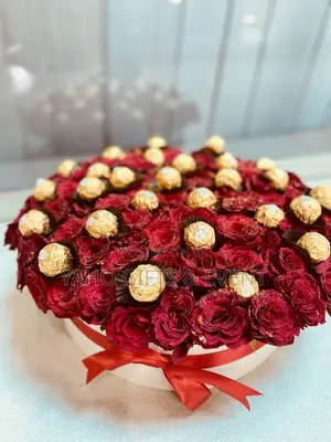 Flower Circle Box With Over 25 Chocolates