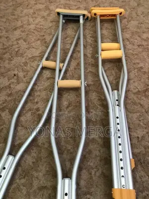 Underarm Crutches٦٦includes Padded Underarm Comfortى艦crutche