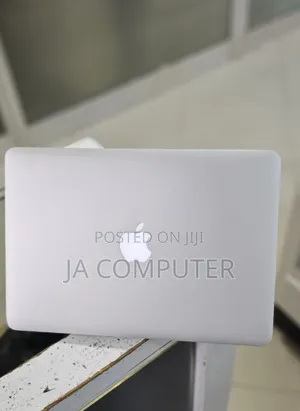 New Laptop Apple MacBook Pro 2015 8GB Intel Core I5 SSD 256GB