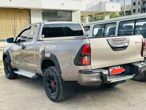 Toyota Hilux 2021 Gold