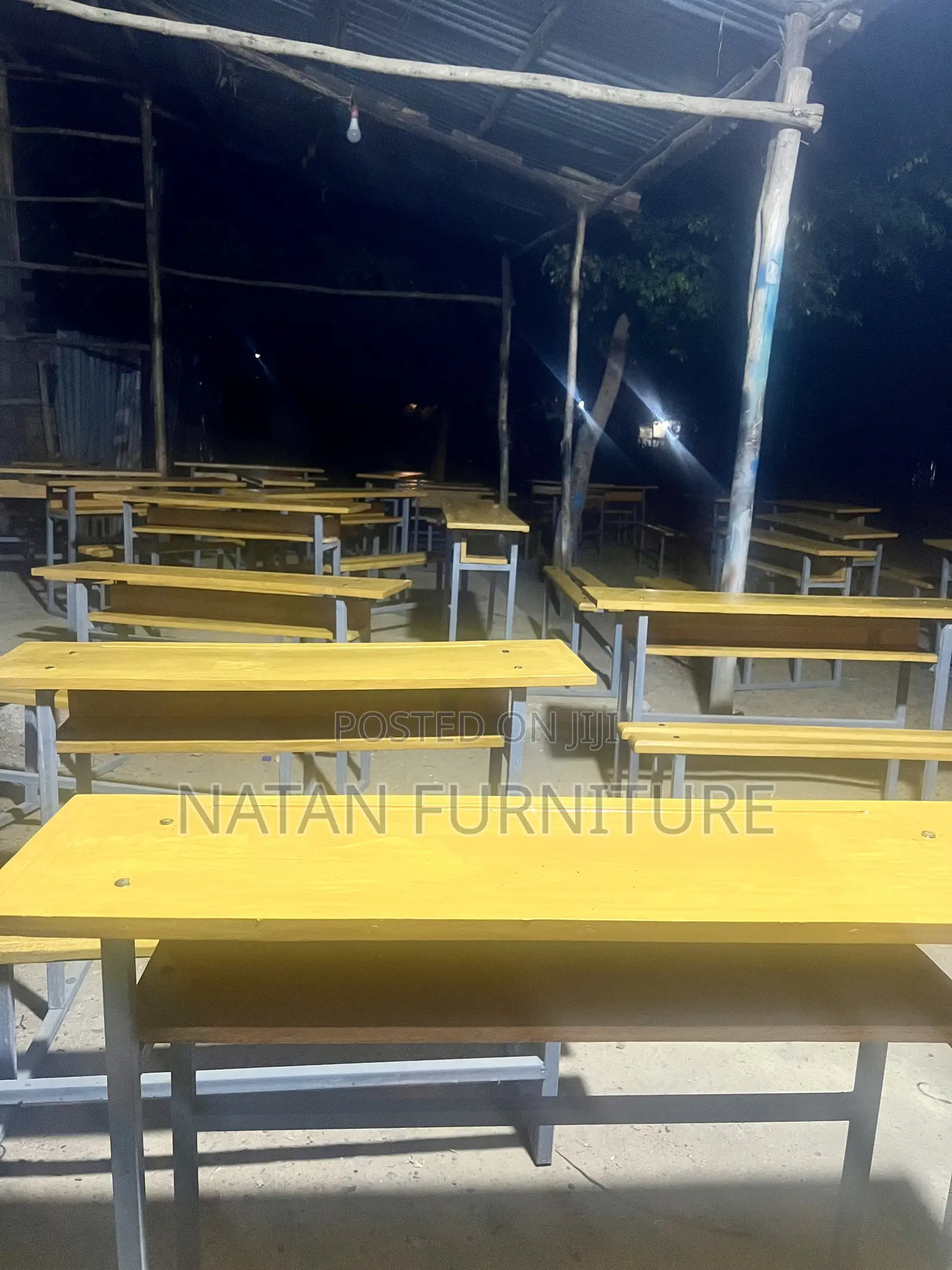 የተማሪ መማርያ ዴስክ ሙሉ በሙሉ በሀገር ውስጥ ዋንዛ እንጨት ባለ 1.30 ብረት የተዋቀረ