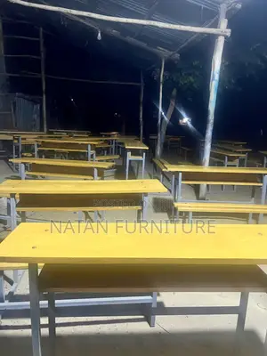 የተማሪ መማርያ ዴስክ ሙሉ በሙሉ በሀገር ውስጥ ዋንዛ እንጨት ባለ 1.30 ብረት የተዋቀረ