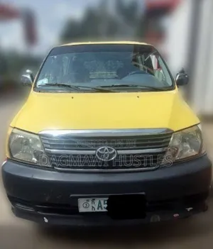 Toyota HiAce 2010 Yellow