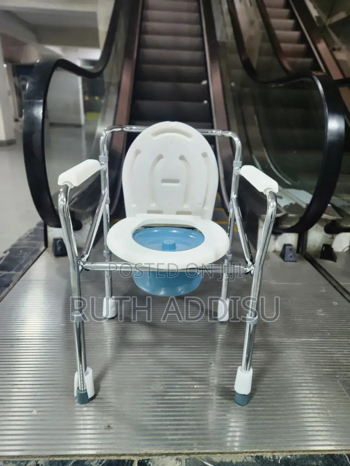 Commode Chair峴我brand New Adjustable Height Commode Chair New