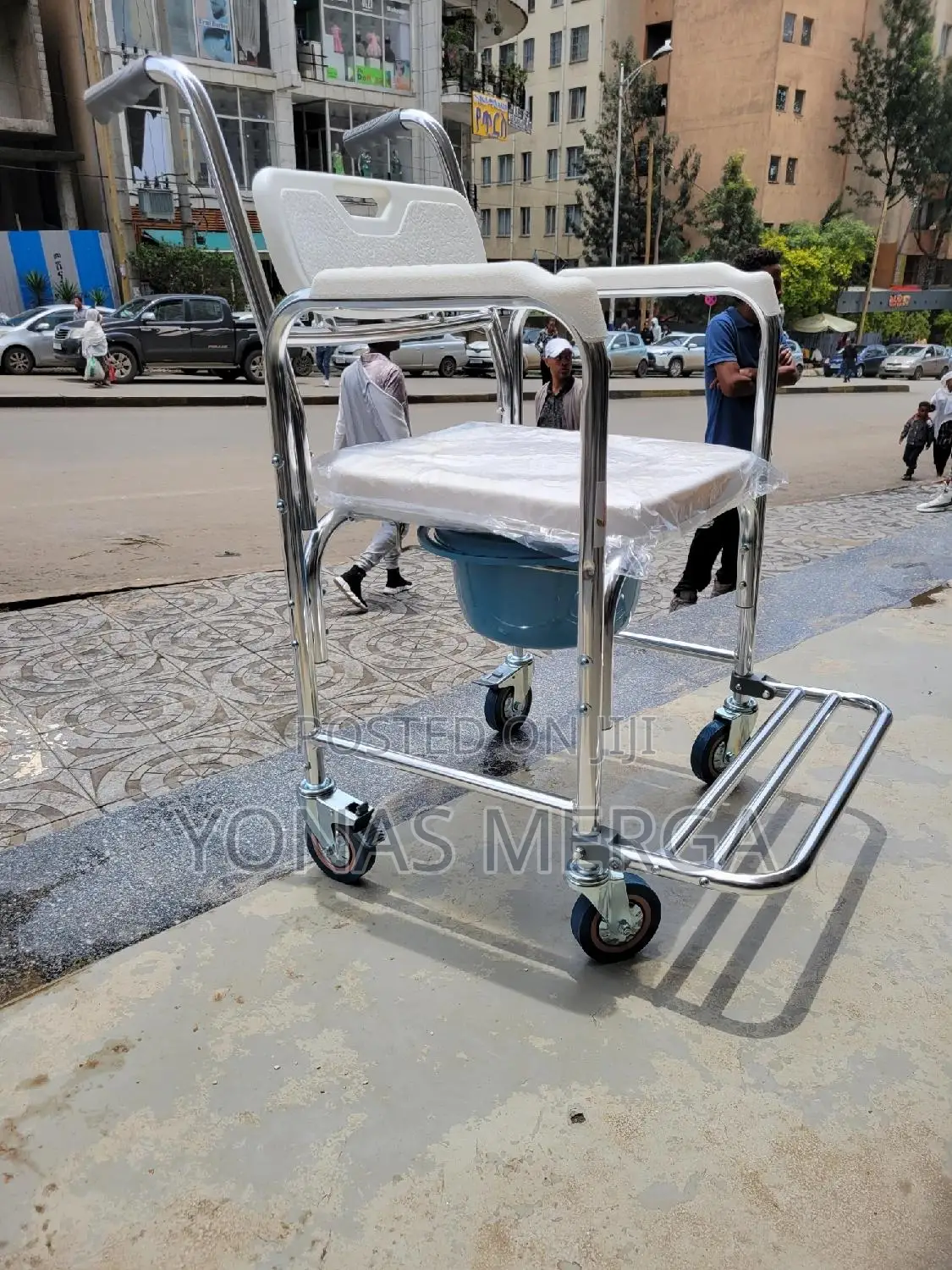 Commode Chair==Commode Chair to Help the Elderly and People