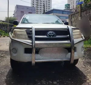 Toyota Hilux 2011 White