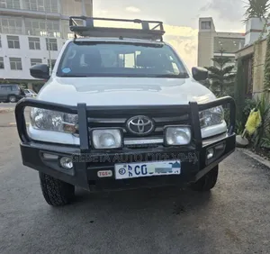 Toyota Hilux 2019 White