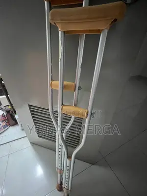 Easily Adjusted in Height夌墘crutches==Aids Are Adjusted With a Push Pin
