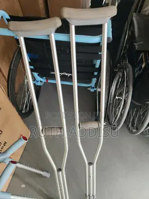 Axillary Bilateral Crutches食矣axillary Bilateral Crutches腔裏crutches