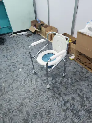 Poty Adjustable Height Commode Chair嶼山commode Chair庫存commode New