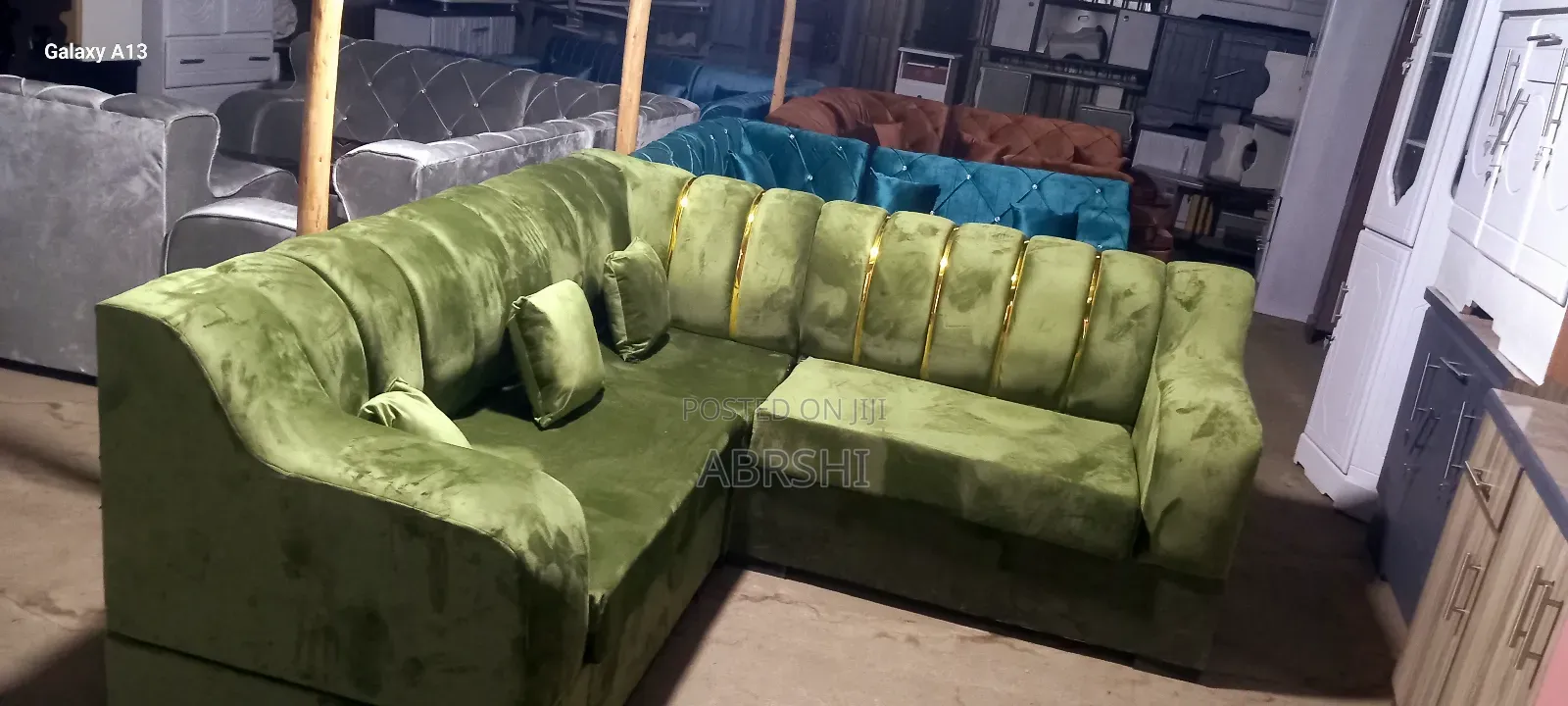 በአራፍ ይዞታ የሆነ ሶፋ