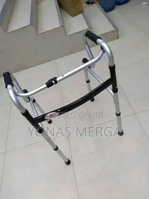 Walker配፬walker皰∆Adjustable Height Settings Comfortable Hand Grips.