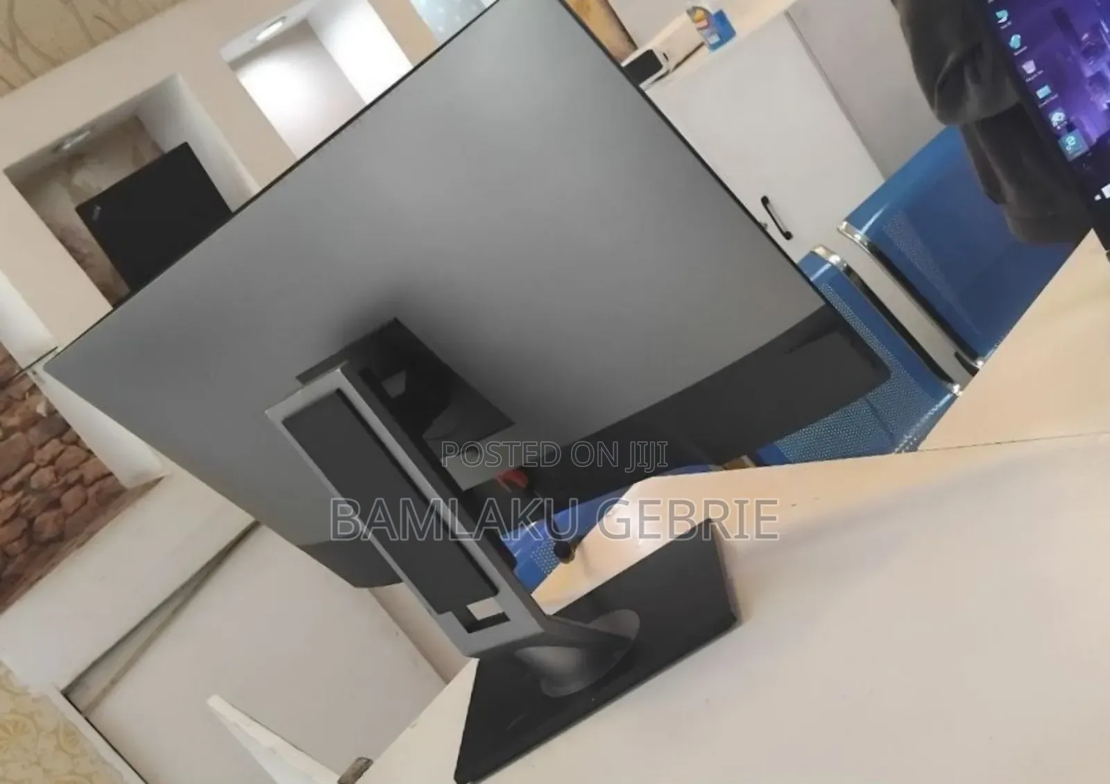 Almost New Dell 27 Inch 
Dell 27" Inch Monitor
