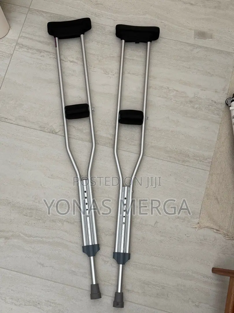 Crutches直0fully-Adjustable Adult Crutches C/W Rubber Pads and Handles