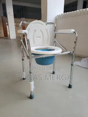 Commode Chair嘴亞safer Alternative to Traveling to a Traditional Toilet