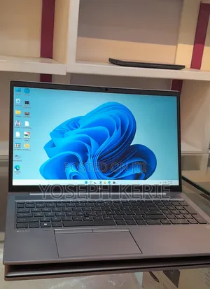 New Laptop HP ZBook Firefly G8 32GB Intel Core i7 SSD 512GB
