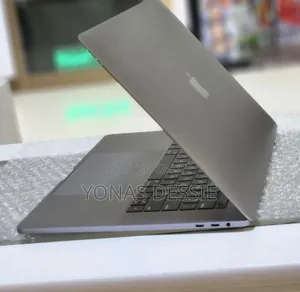 New Laptop Apple MacBook Pro 2017 16GB Intel Core I7 SSD 512GB