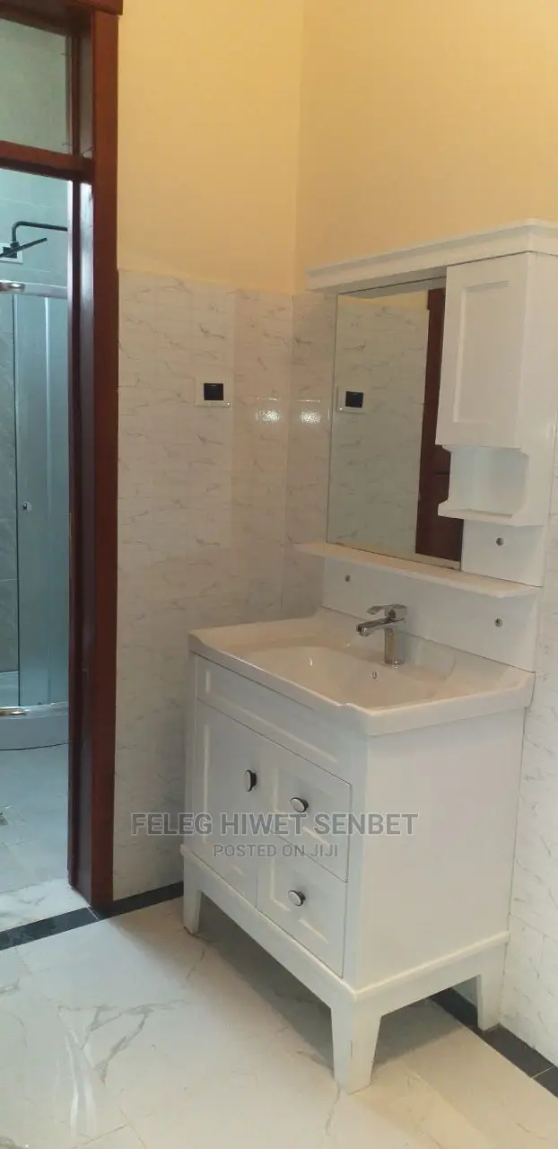5bdrm Villa in አአ, Bole for Sale