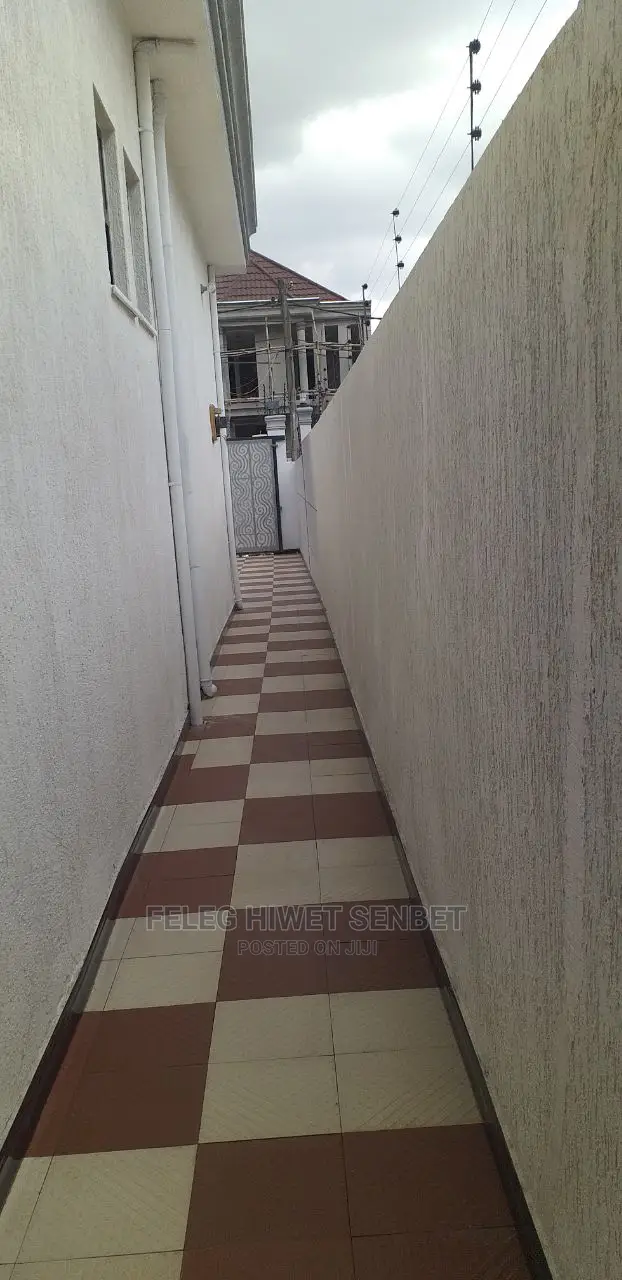 5bdrm Villa in አአ, Bole for Sale