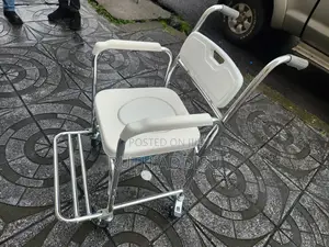 Toilet Four Wheel Wheelchair仔的commode Wheelchair延用poty Wheelchair New