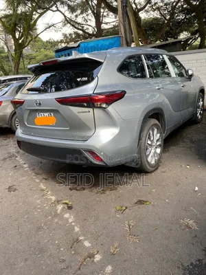 Toyota Highlander Hybrid 2023 Silver