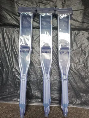 Axillary Crutchesت回crutches–Includes Padded Underarm Cushions卝災helping