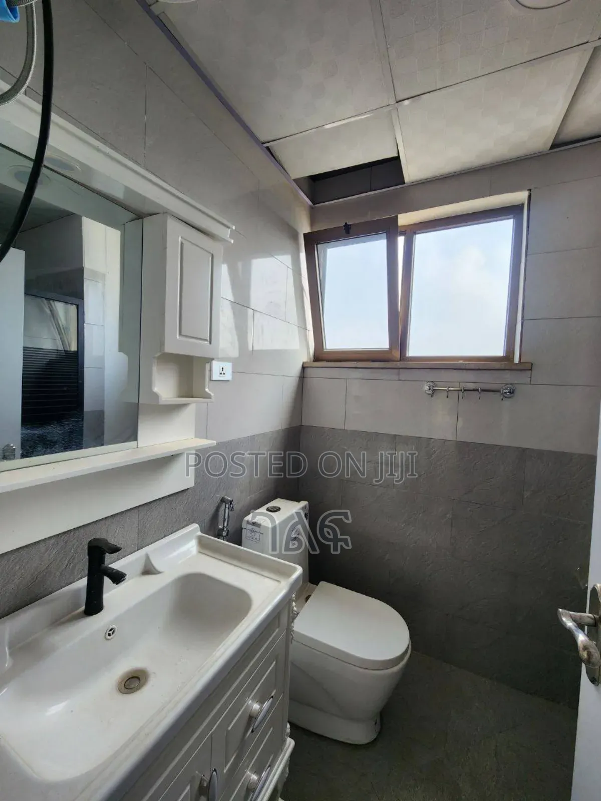 Furnished 3bdrm Apartment in ቡልጋሪያ : መብራት °, Bole for sale
