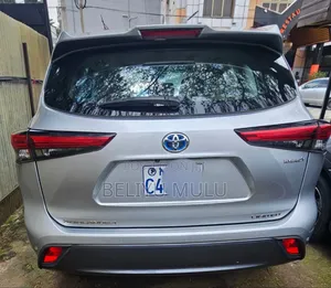 Toyota Highlander Hybrid 2023 Silver