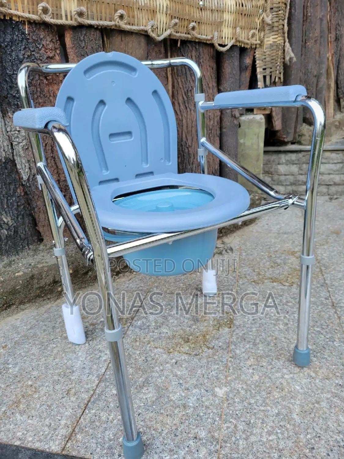 Toilet Chair臨卌bedside Commode//Armrest to Assist With Transfers.