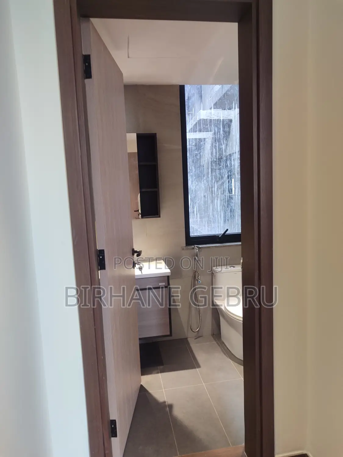 3 Bedroom Luxury Semi Fernished Apartiment for Rent