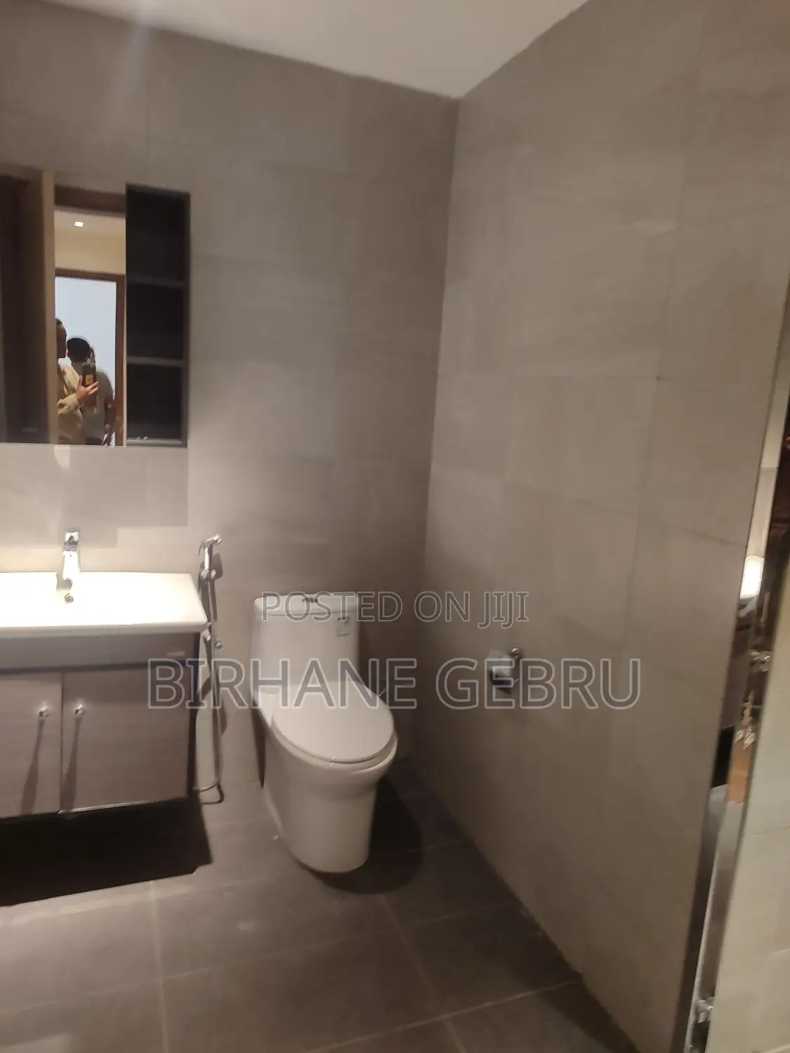 3 Bedroom Luxury Semi Fernished Apartiment for Rent