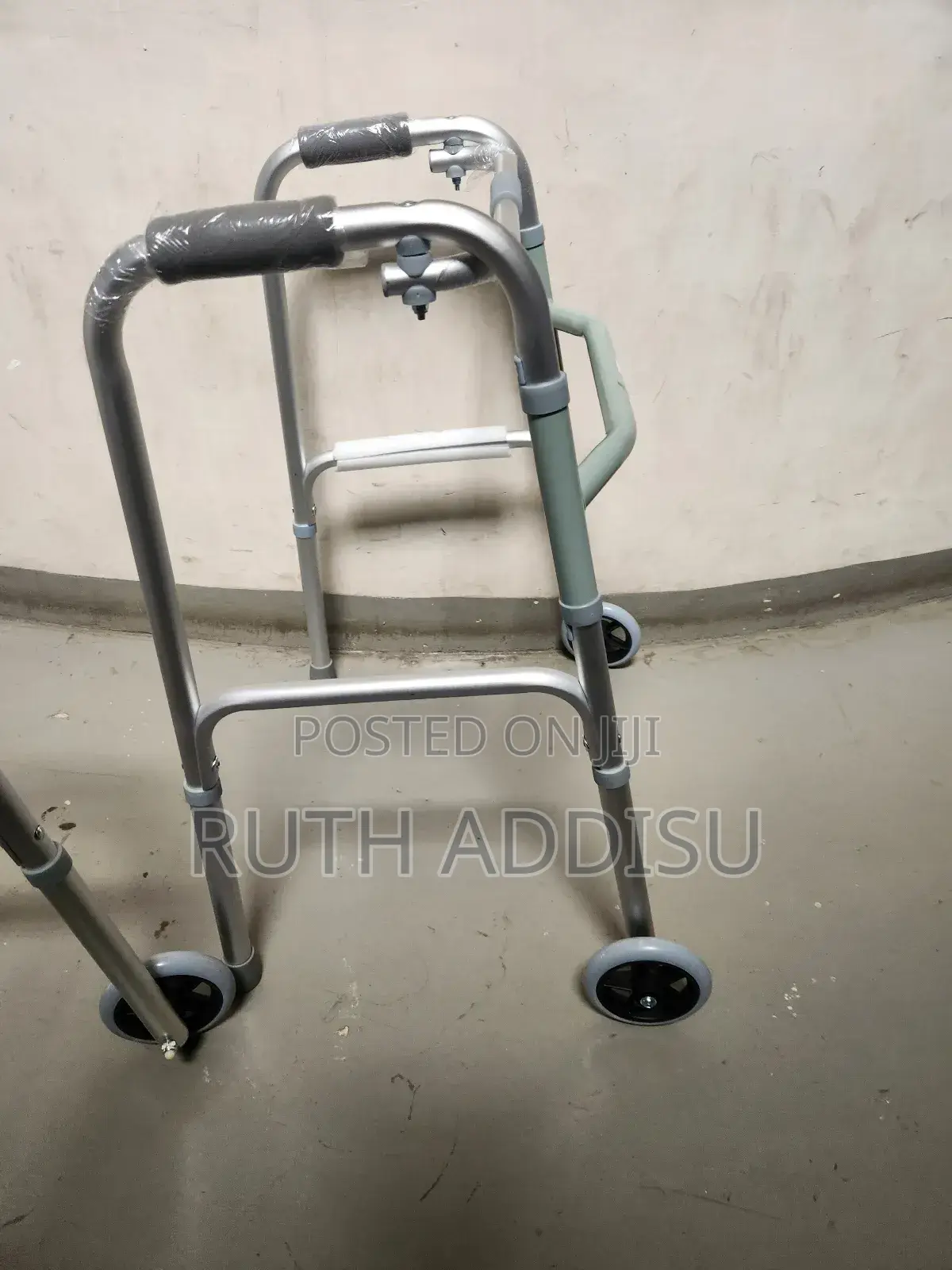 Foldable Walker朱槿almunium Stainless Rolator Walker朱紅medical Walker New