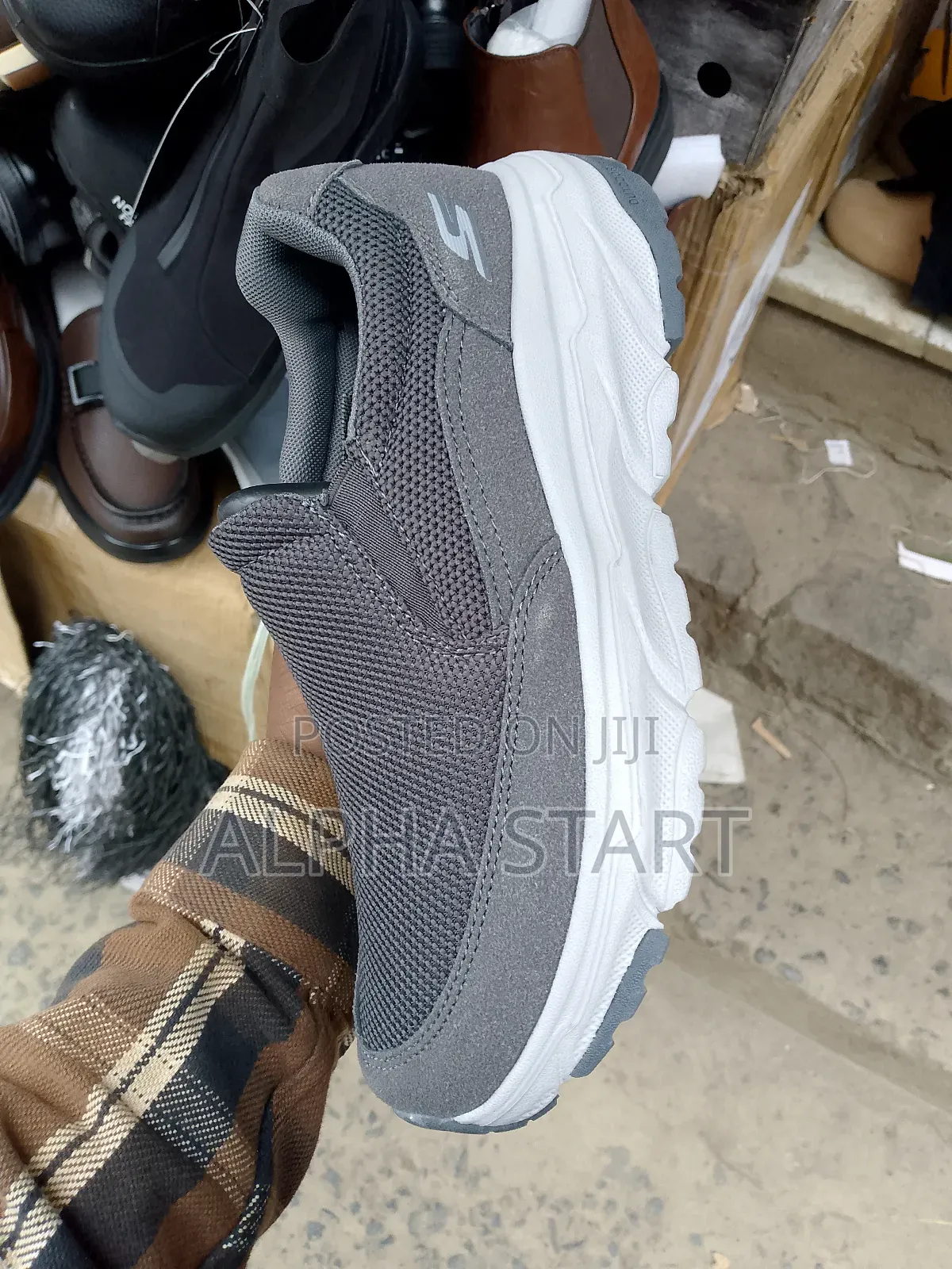 Skechers Comfort Smoth Sneakers Made in Vietnam