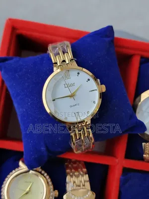 Ladies Gold-Tone Women's Fashion Watch With a White Face