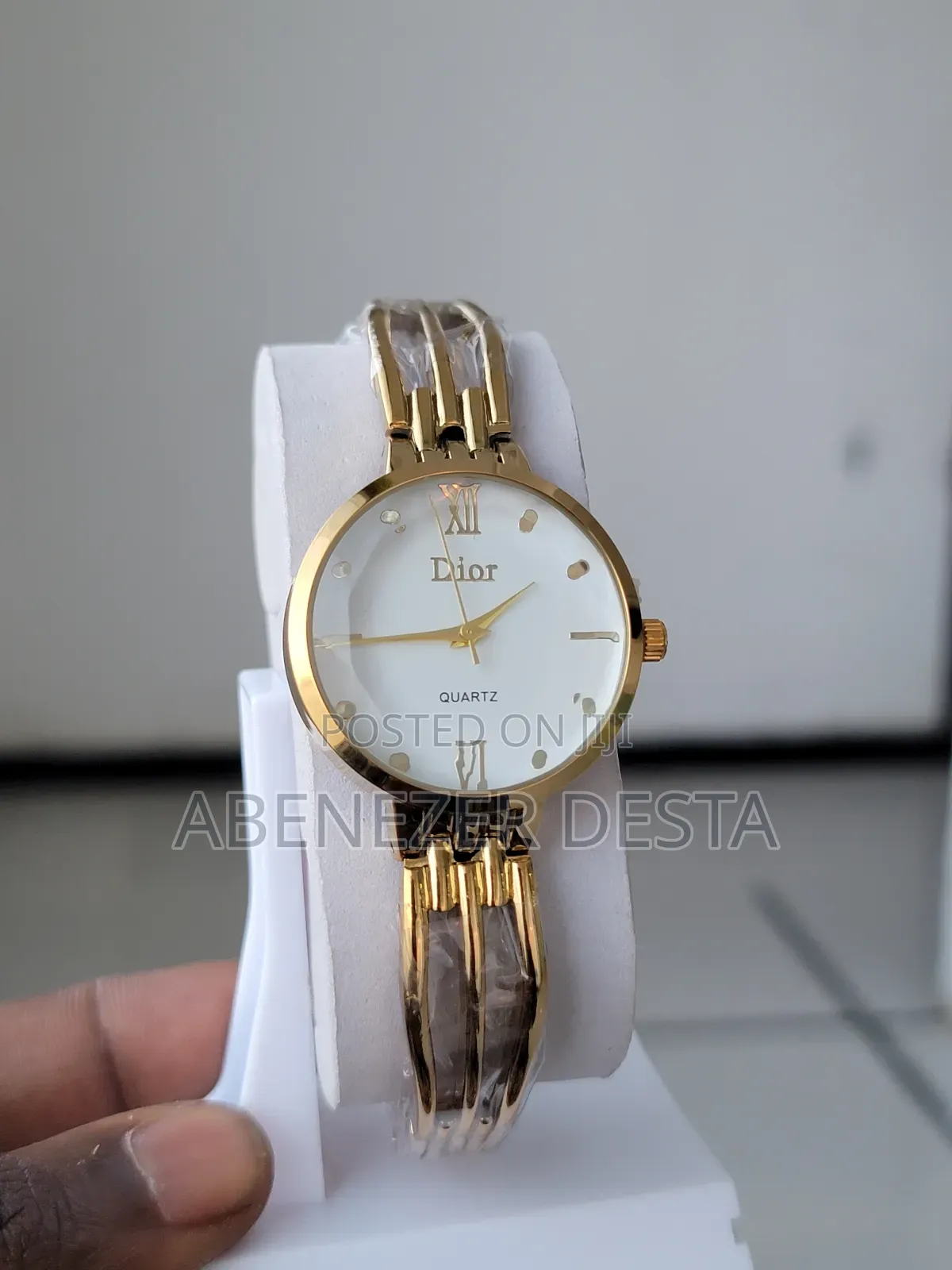 Ladies Gold-Tone Women's Fashion Watch With a White Face