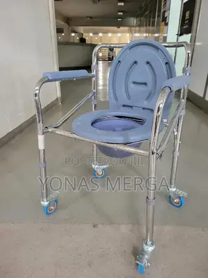 Toilet Chair品rust in the Bathroom,It Is Very Wide,Suitable for People