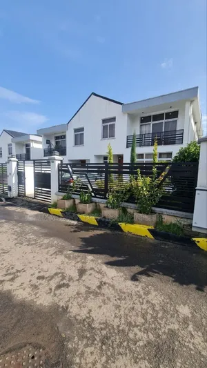 Furnished 6bdrm Townhouse/Terrace in ሆሴ ሪልስተት ኮምፋውንድ ውስጥ, Yeka for sale