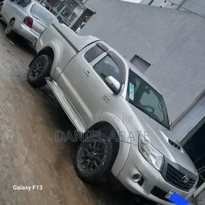 Toyota Hilux 2013 Silver