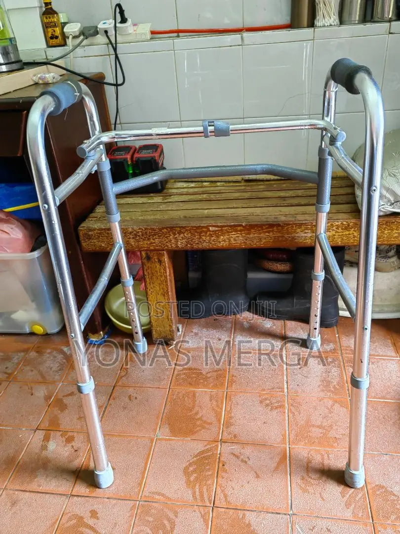 Aluminum Walker炉鄰waker艦謷walker Gives Recovering Patients