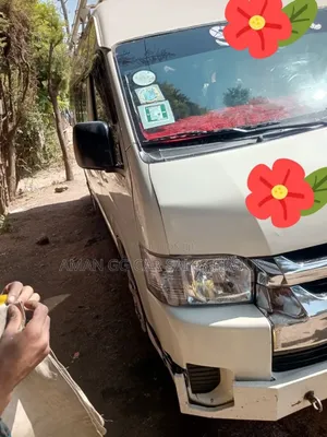 Toyota HiAce 2018 White