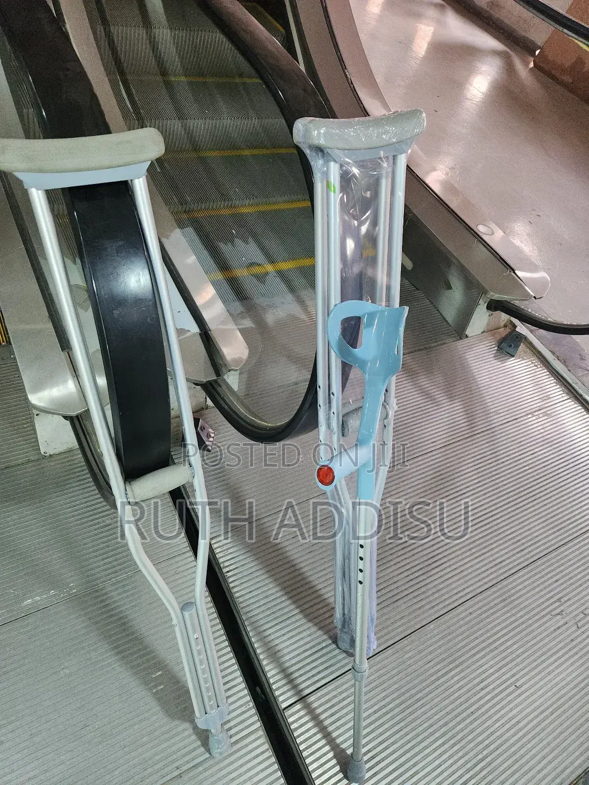 Axillary Bilateral Crutches痛哭crutches既有axillary Crutches延續crutches